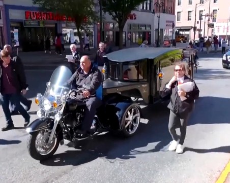 Погребват мъж, починал преди 128 години