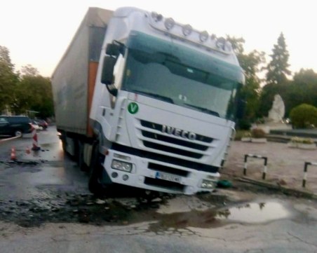 Тир пропадна на републиканския главен път Девин - Кричим - Стамболийски