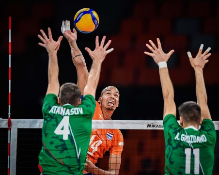 Волейболистите ни сразиха Нидерландия с 3:0 и продължават в битката за олимпийска квота