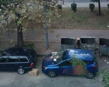 Засипаха със смет паркирана кола в Пловдив