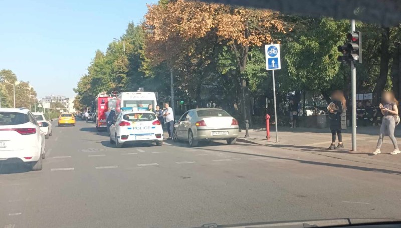 Пътно произшествие е станало до църквата Света Петка в Пловдив, сигнализират