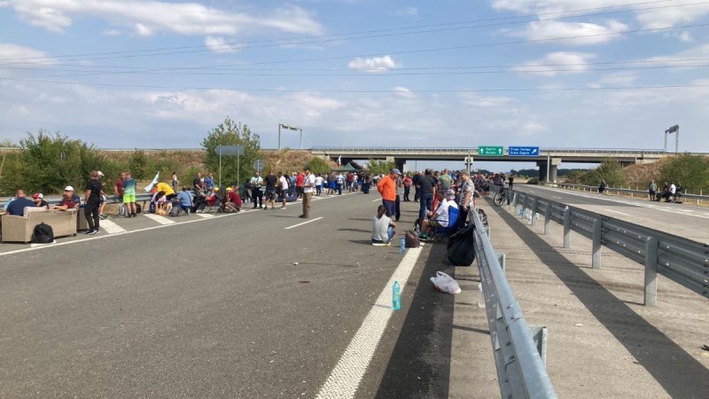 Протестиращите продължават с блокадата на АМ 