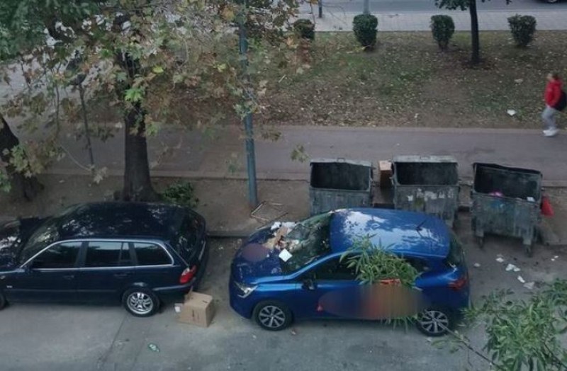 Засипаха със смет паркирана кола в Пловдив