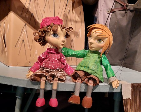 Дъщерята на разбойника Роня завладява Кукления театър