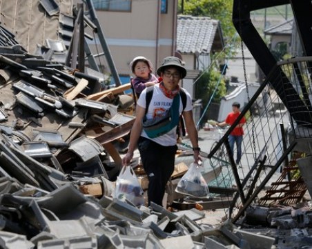 Два силни труса в Япония, предупреждават за цунами