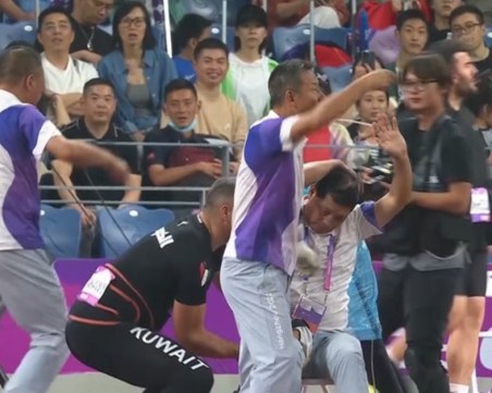 Счупиха крака на съдия по време на състезание по хвърляне на чук