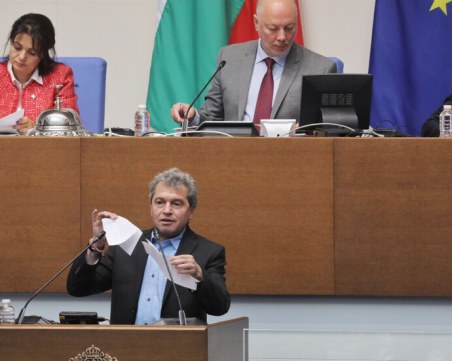 В парламента: Тошко Йорданов скъса приетото споразумение с енергетиците