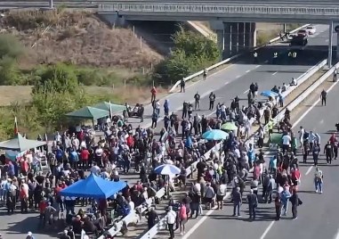 Миньори и енергетици продължават блокадите на АМ Тракия Прохода на републиката