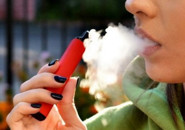 Правителството предлага да бъде забранена продажбата на овкусени електронни цигари