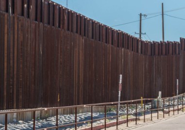 Правителството на Джо Байдън ще строи стена по границата с