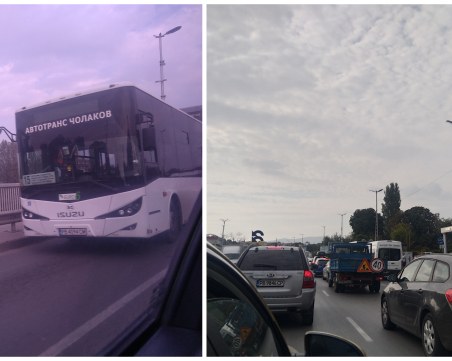 Автобус на градския транспорт аварира до Водната палата, образува голямо задръстване