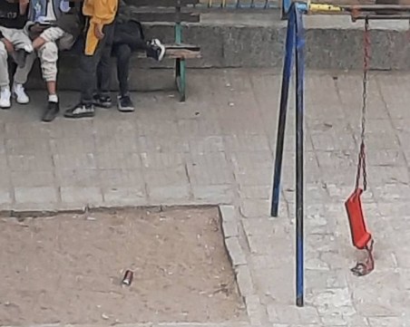 Деца счупиха люлка на площадка в Асеновград