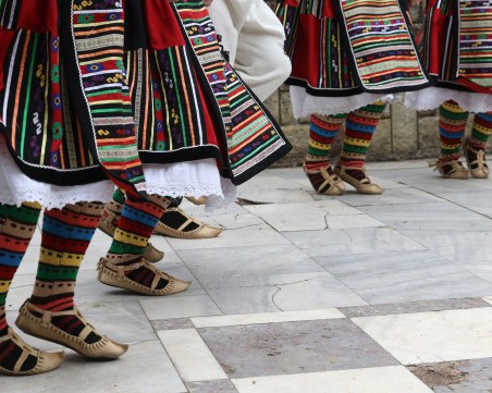 Музиканти, танцьори и пловдивчани извиват голямо хоро в район 