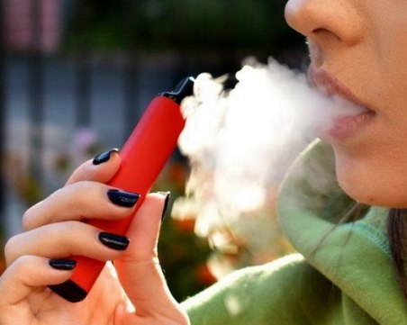 Правителството предложи забрана на овкусените електронни цигари