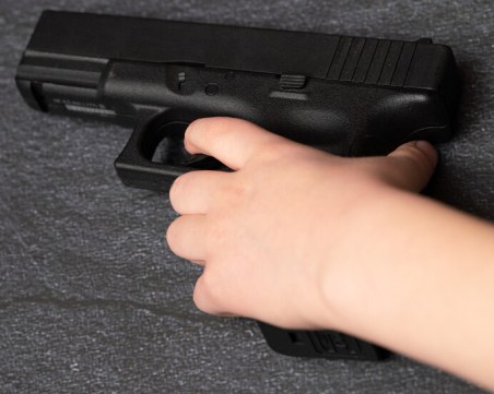 Тийнейджър заплаши с пистолет съучениците си в Банкя