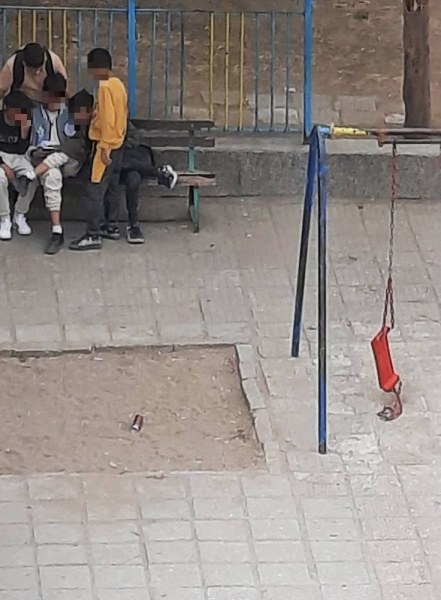 Деца счупиха люлка на площадка в Асеновград