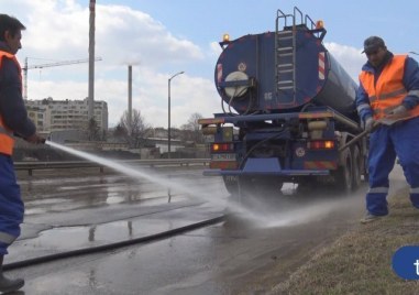 Продължава машинното метене и миене на улиците в Пловдив по