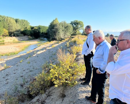Министър инспектира възстановените диги на „Напоителни системи