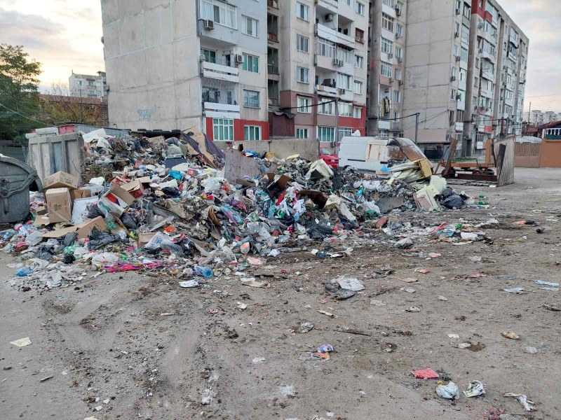 Извозиха десетки тонове отпадъци от незаконните сметища в Шекера и Столипиново