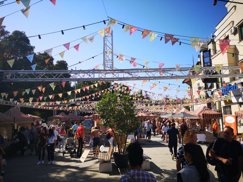 Стотици приветстваха есента с базар „Капана
