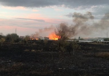 Пламъци се извиват в асеновградската промишлена зона Север За това
