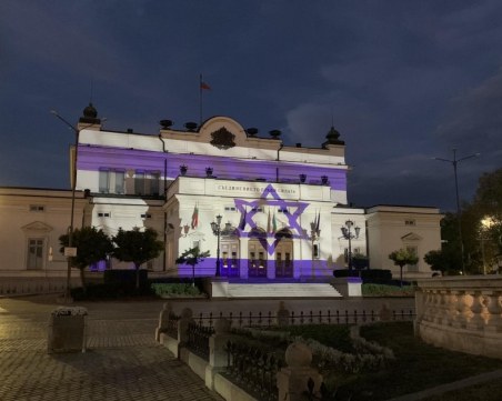 Осветиха фасадата на парламента с цветовете на флага на Израел