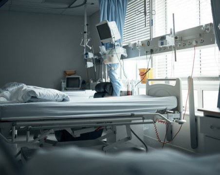 Отстраниха от длъжност лекаря, на когото болна жена прехвърли имота си