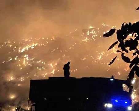 Пет пожарни гасят 24-часовата стихия на сметището край Пазарджик