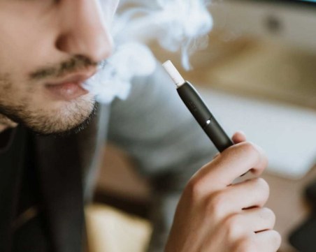 Забраняват някои видове бездимни тютюневи стикове със силен аромат
