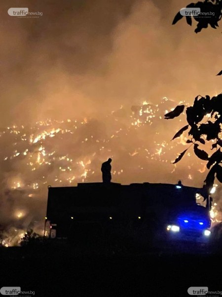Пет пожарни гасят 24-часовата стихия на сметището край Пазарджик