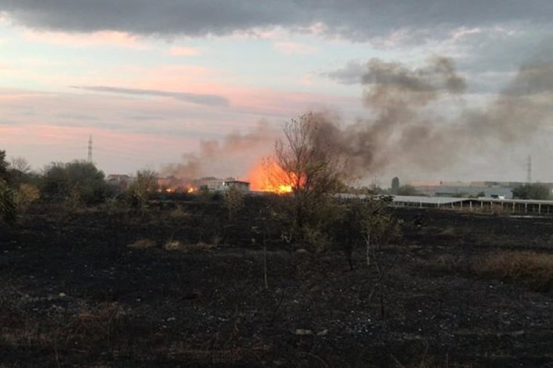 Пламъци се извиват в асеновградската промишлена зона Север. За това