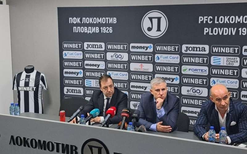 Съсобственикът  на Локомотив (Пд) Адам Сотков поздрави футболистите и треньорите