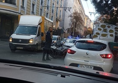 Блъснаха полицай моторист на ул Георги С Раковски в София