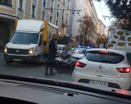 Блъснаха полицай моторист в София