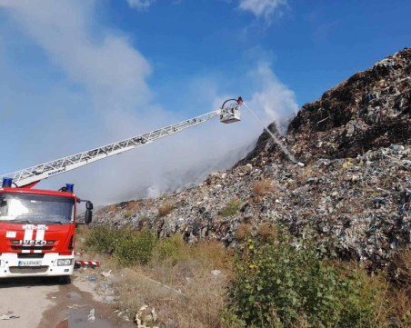 Локализираха пожара на сметището край Пазарджик