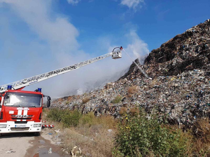 Локализираха пожара на сметището край Пазарджик