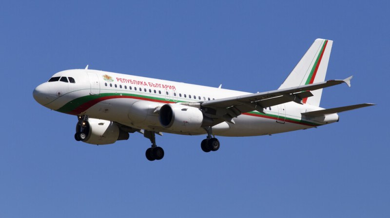 Правителственият самолет Еърбъс 319 с втора група евакуирани български граждани