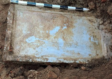 Мраморна запазена изцяло плоча с надпис откриха археологът доц д р