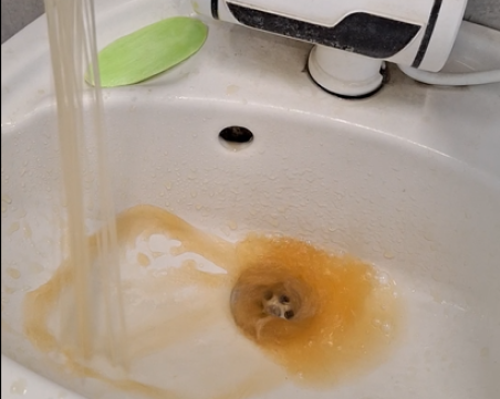 Кафява вода потече от чешмите на търговски център в Пловдив