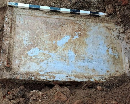 Мраморна плоча от около 152г. откриха археолози в Римските терми в Хисаря