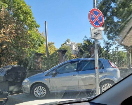 Шофьор обсади тротоар пред училище в Пловдив