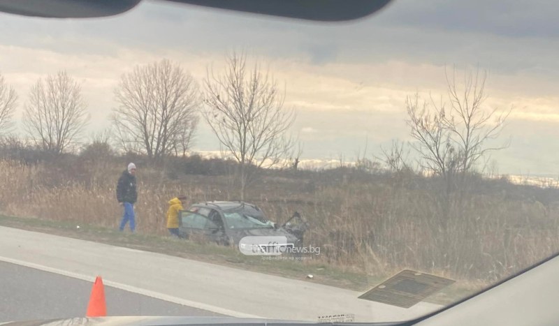 Автомобил падна в канавка край пловдивско село, шофьорът загина
