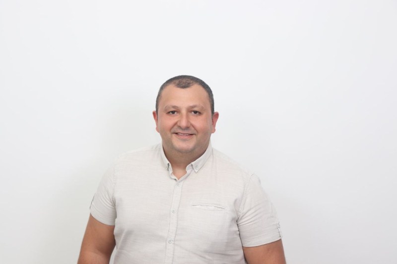 Нъшан Деркалестаниан е 38 години, родом от Пловдив. Работи в