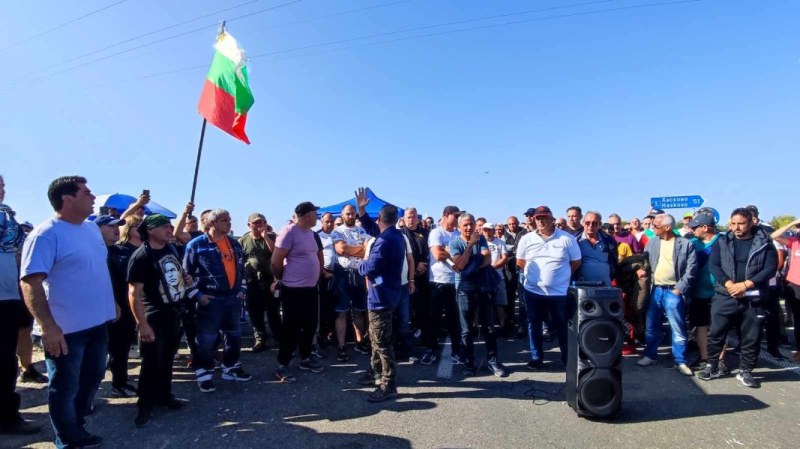 13-и ден продължава пътната блокада в страната