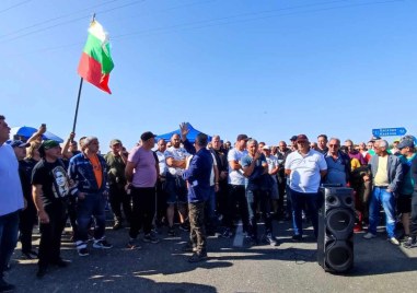 Миньорите и енергетиците които продължават пътните блокади в Старозагорско подготвят