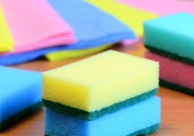Цветът на гъбата за миене е важен фактор в домакинството