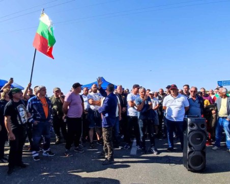13-и ден продължава пътната блокада в страната