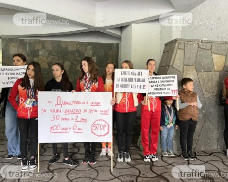 Два протеста пред местния парламент заради спор за общинска спортна зала