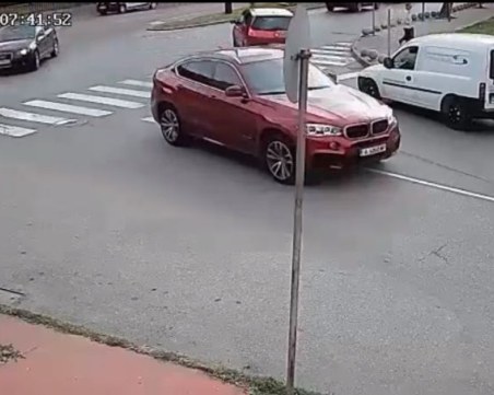 Шофьорка взе завой с бясна скорост в Пазарджик, излетя от пътя