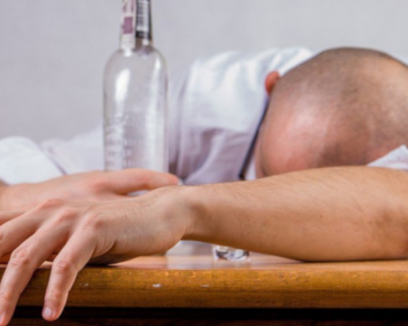 Солидно почерпен скочи срещу полицаи и медици в Асеновград